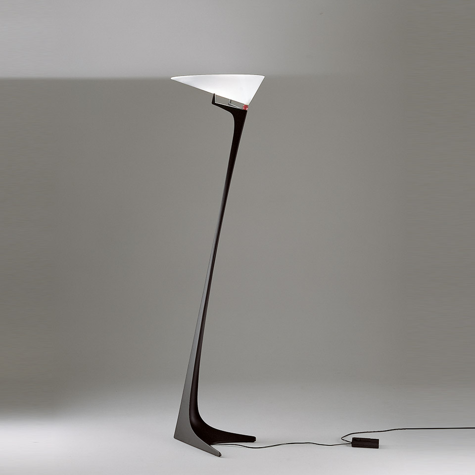 Lampada da terra Artemide Montjuic: elegante stelo curvo scuro con base triangolare, paralume conico bianco, dettaglio rosso, dimmer a pedale