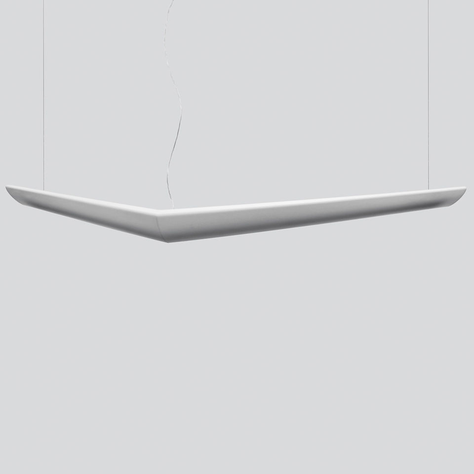 Lampada a sospensione Artemide Mouette: elegante diffusore bianco a forma di boomerang sospeso da sottili cavi, con luce diretta e indiretta