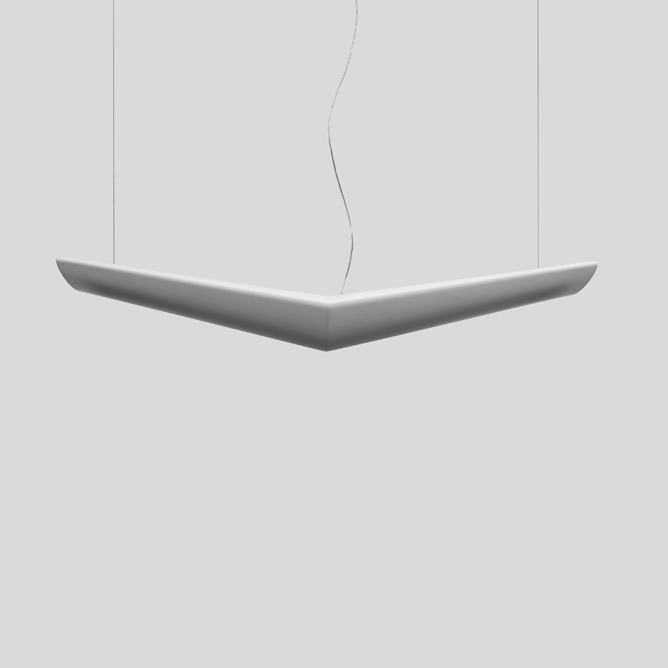 Lampada a sospensione Artemide Mouette: diffusore bianco a forma di V sospeso da sottili cavi, con luce morbida verso l'alto e il basso