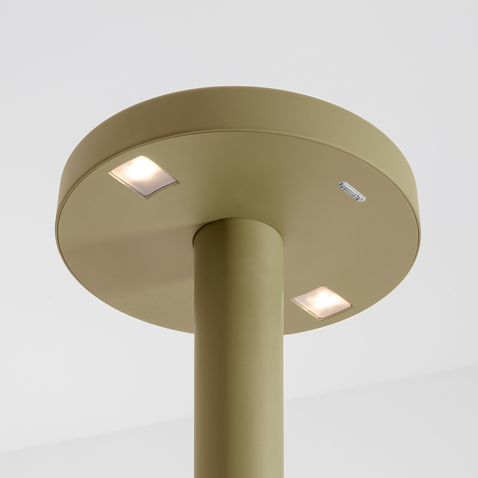 Lampada da tavolo Artemide Needoo, fusto cilindrico verde salvia con sommità circolare con due luci LED quadrate incassate