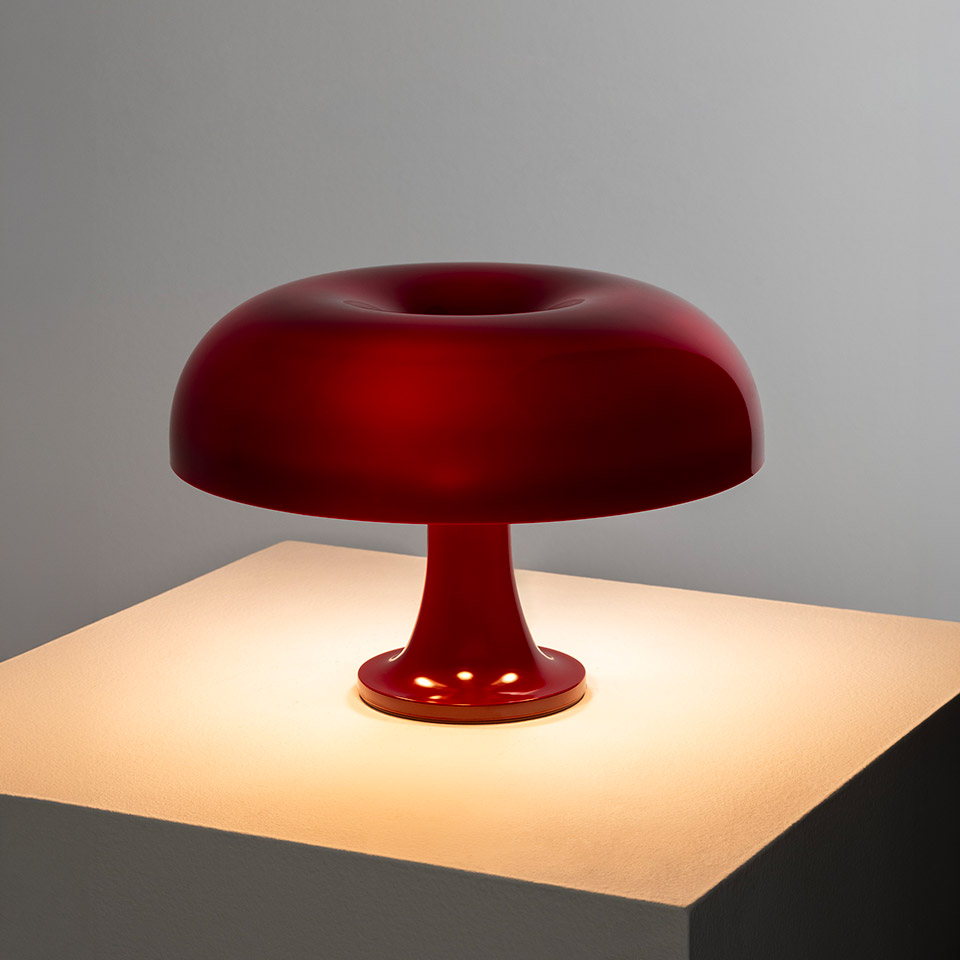 Lampada da tavolo Artemide Nessino in rosso, con iconico diffusore a ciambella su base a stelo sottile, che emette luce calda - 2