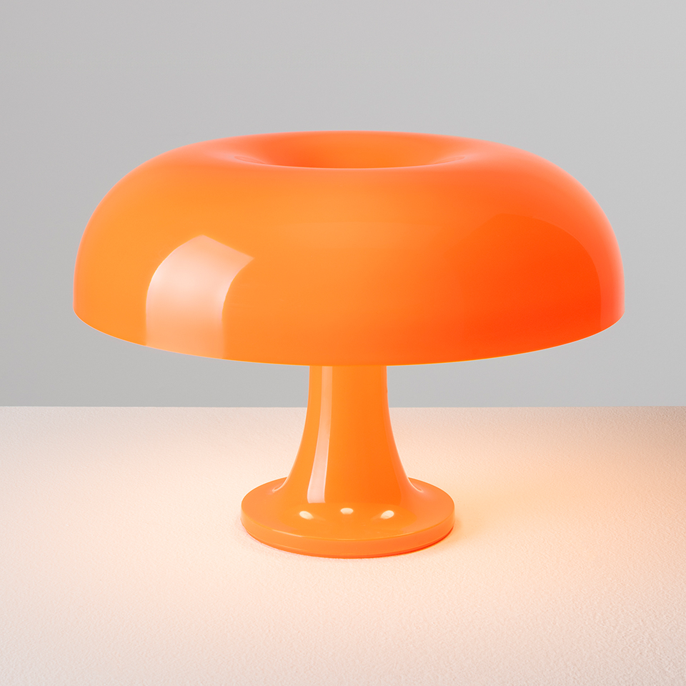 Lampada da tavolo Artemide Nessino arancione, con iconico paralume lucido a fungo con sommità a ciambella su base a piedistallo snello - 2