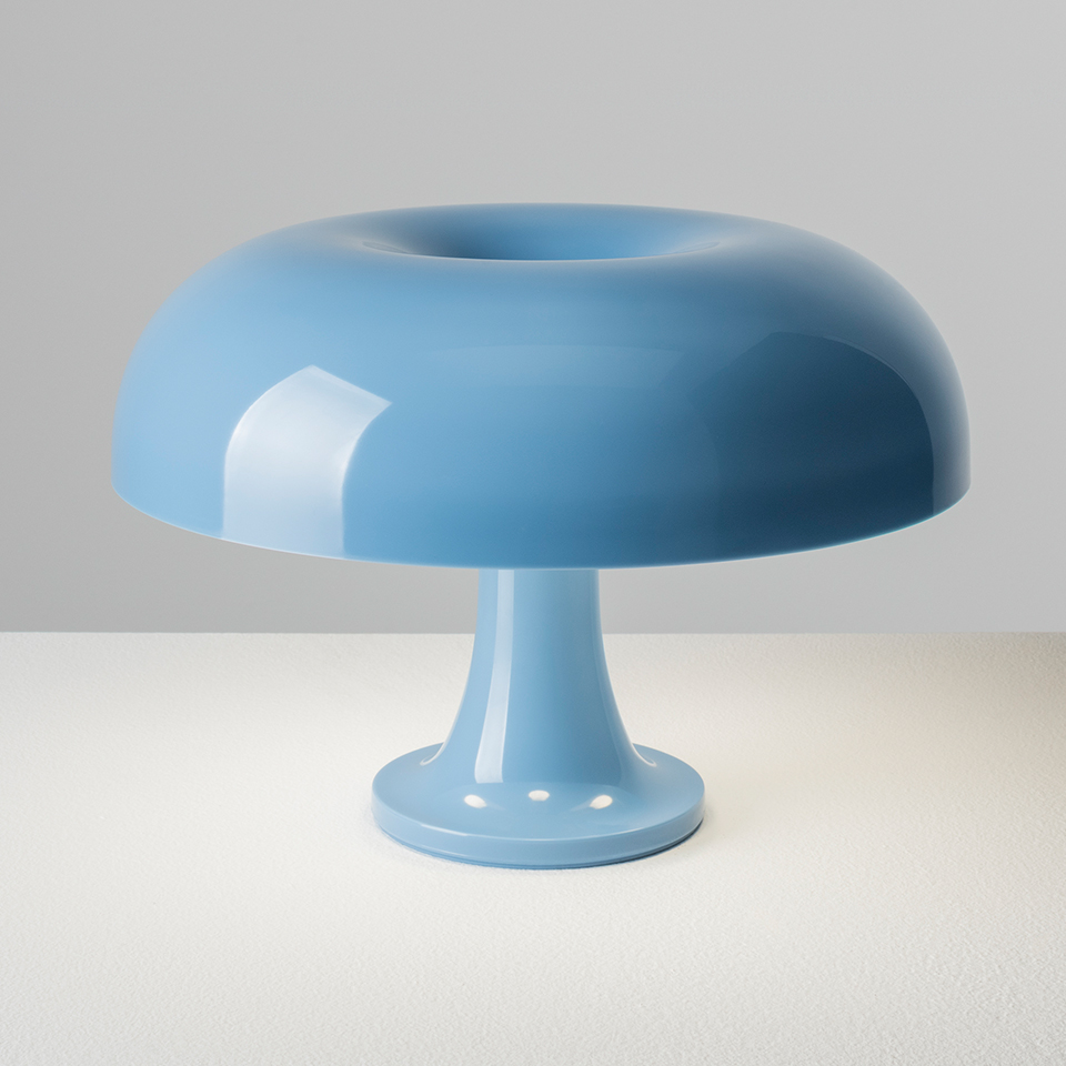 Lampada da tavolo Artemide Nessino in policarbonato lucido azzurro, con iconico paralume a fungo su base a piedistallo snello - 2