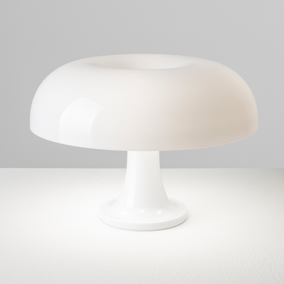 Lampada da tavolo Artemide Nessino: diffusore bianco lucido a forma di fungo su base a piedistallo snello, con luce diffusa e morbida - 2