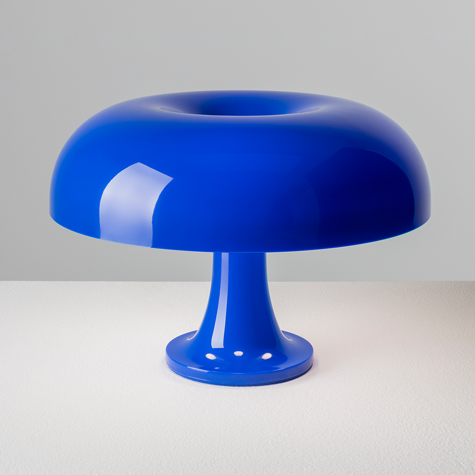 Lampada da tavolo Artemide Nessino in blu lucido, con paralume a ciambella e base a tromba, iconico design italiano di Giancarlo Mattioli - 2