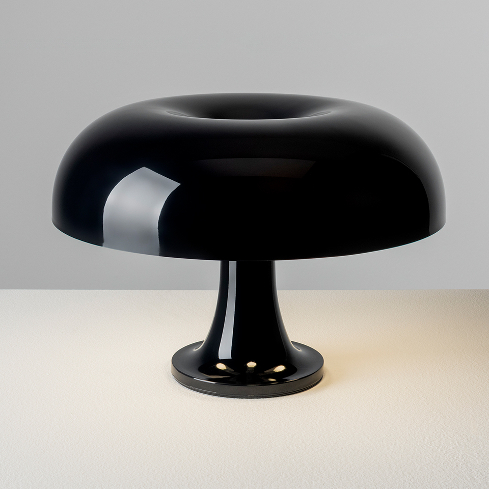 Lampada da tavolo Artemide Nessino in nero lucido, con iconico paralume a fungo su base a tromba, diffonde luce calda - 2