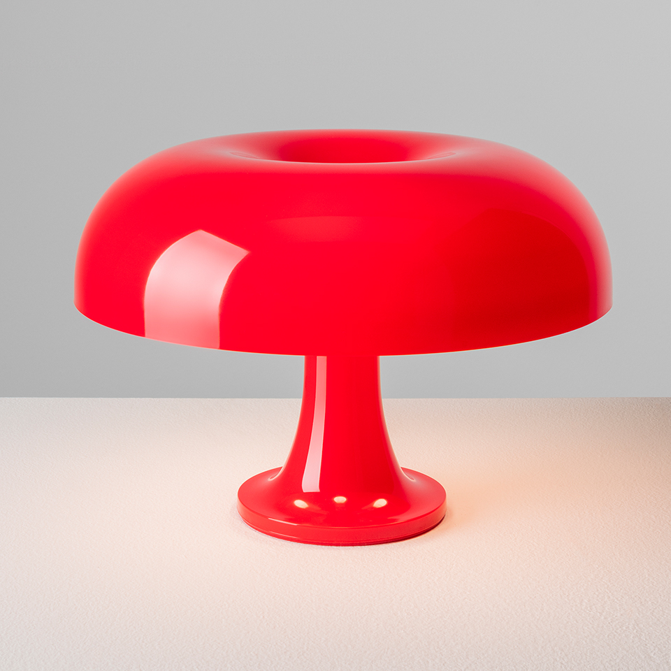 Lampada da tavolo Artemide Nessino in rosso lucido, con paralume a fungo con apertura centrale su base a tromba - 2
