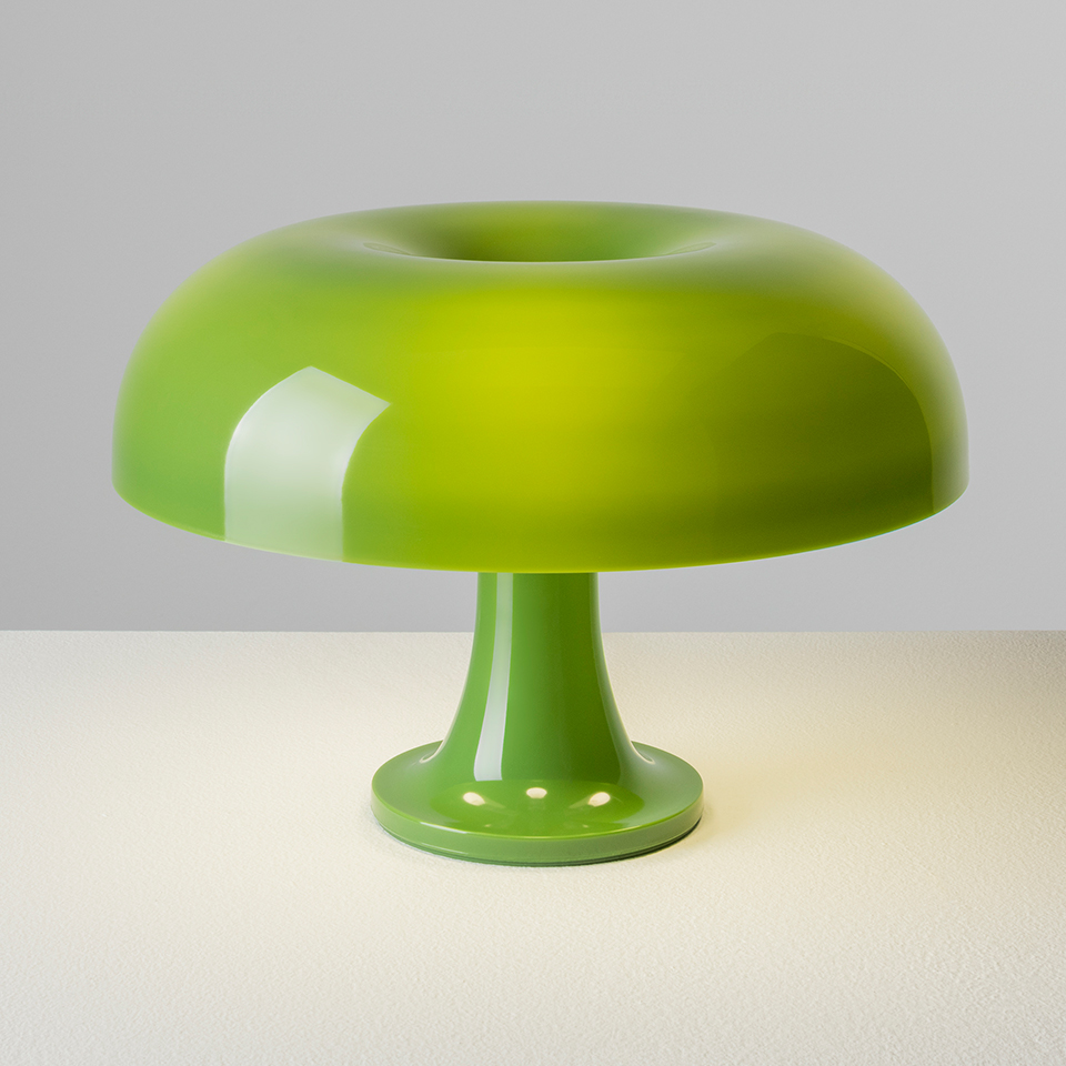 Lampada da tavolo Artemide Nessino verde, con paralume lucido a forma di fungo e base a piedistallo su superficie bianca - 2
