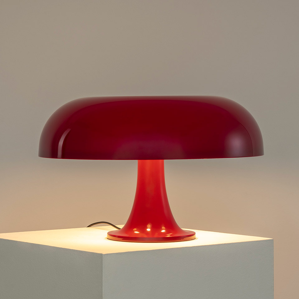 Lampada da tavolo Artemide Nesso in rosso, con ampio paralume a fungo su base a tromba, che diffonde luce calda verso il basso - 2