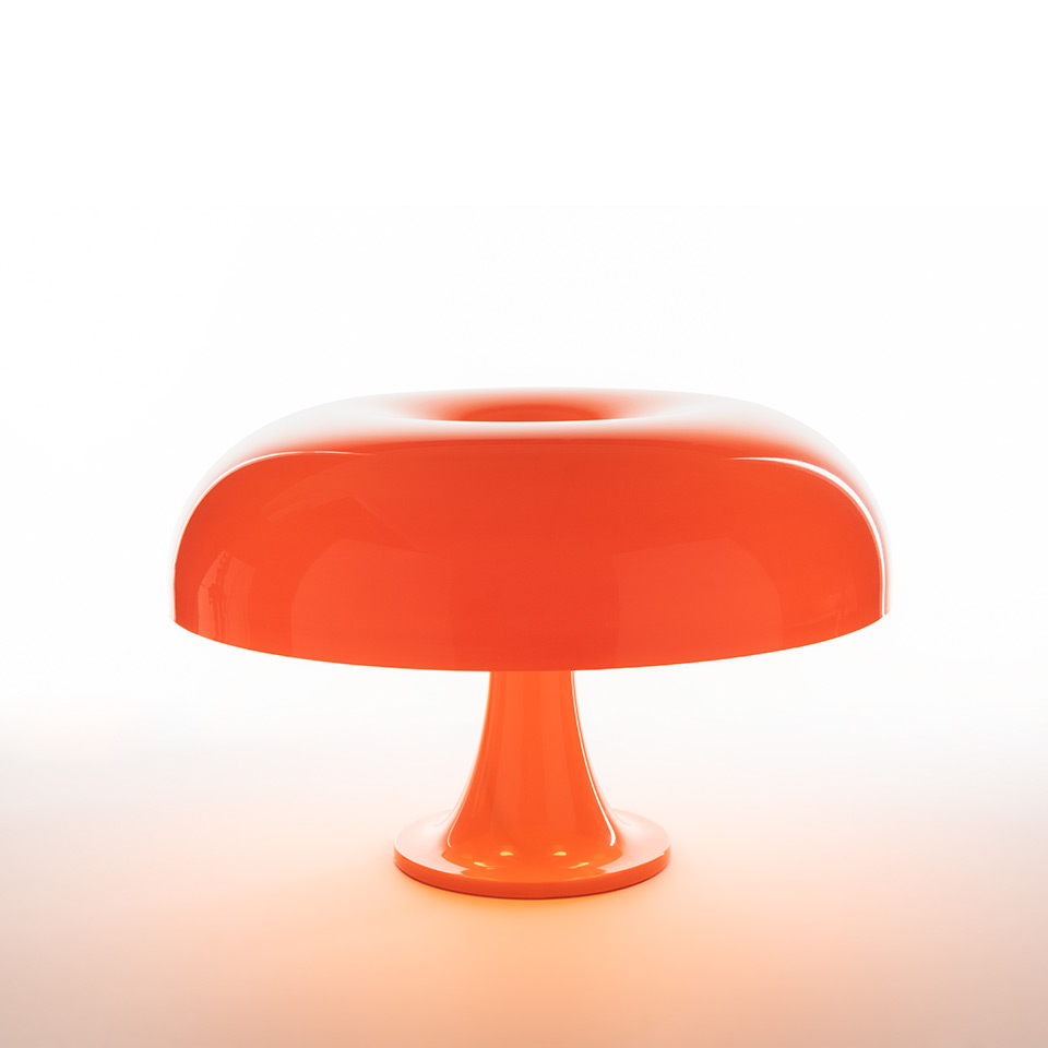 Lampada da tavolo Artemide Nesso in arancione lucido, con iconico paralume a fungo con apertura superiore su base a tromba, emette luce calda