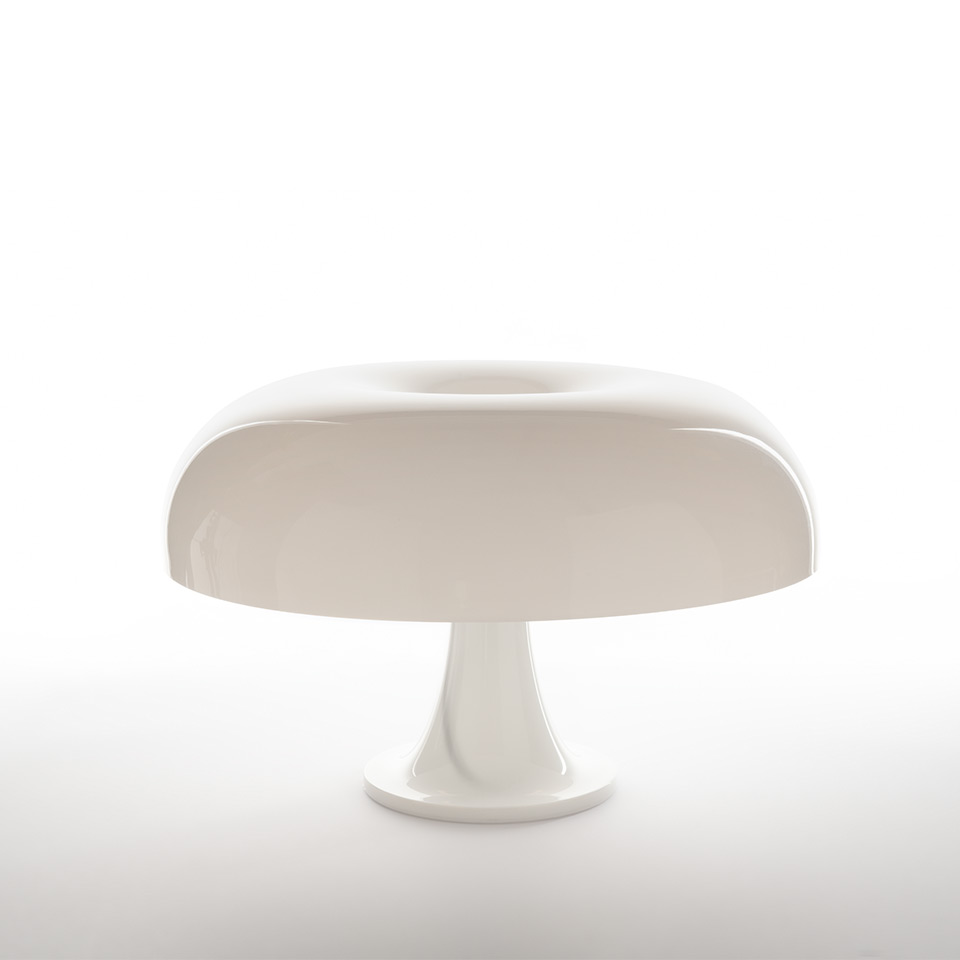 Lampada da tavolo Artemide Nesso bianca, con iconico diffusore lucido a forma di fungo su base a piedistallo svasato