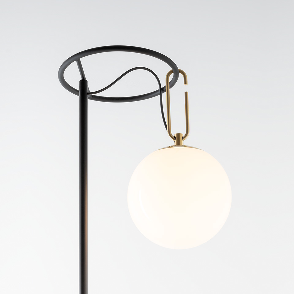 Lampada da terra Artemide nh Terra: struttura ad anello circolare in metallo nero con gancio in ottone che sostiene un diffusore a globo in vetro opalino bianco - 2