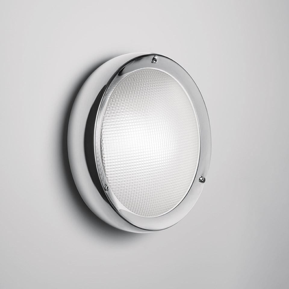 Lampada da parete/soffitto Artemide Niki: corpo rotondo bianco con anello cromato, diffusore in vetro prismatico, montata a parete