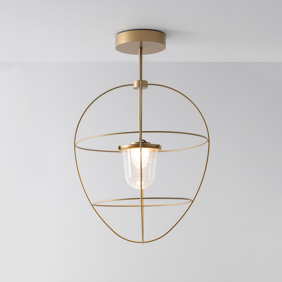 Lampada da soffitto Artemide Nottola: struttura metallica ovale oro spazzolato con anello orizzontale che sostiene un diffusore in vetro costolato