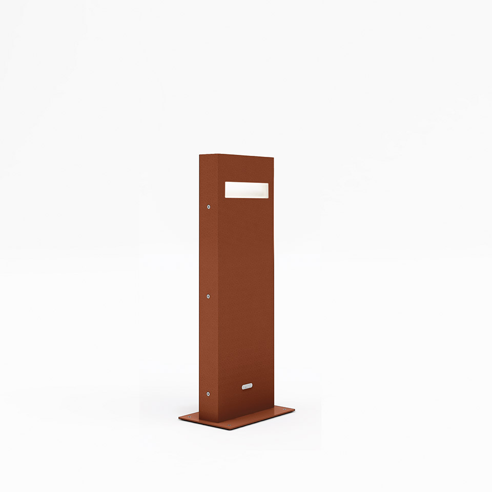 Lampada da esterno Artemide Nuda effetto corten, colonna rettangolare con slot diffusore orizzontale su base piatta