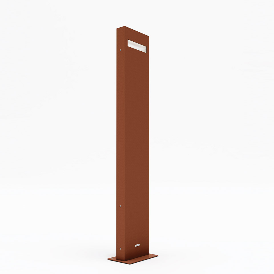 Lampada da esterno Artemide Nuda: alto palo metallico sottile color ruggine con slot LED rettangolare in alto, montato su piastra quadrata