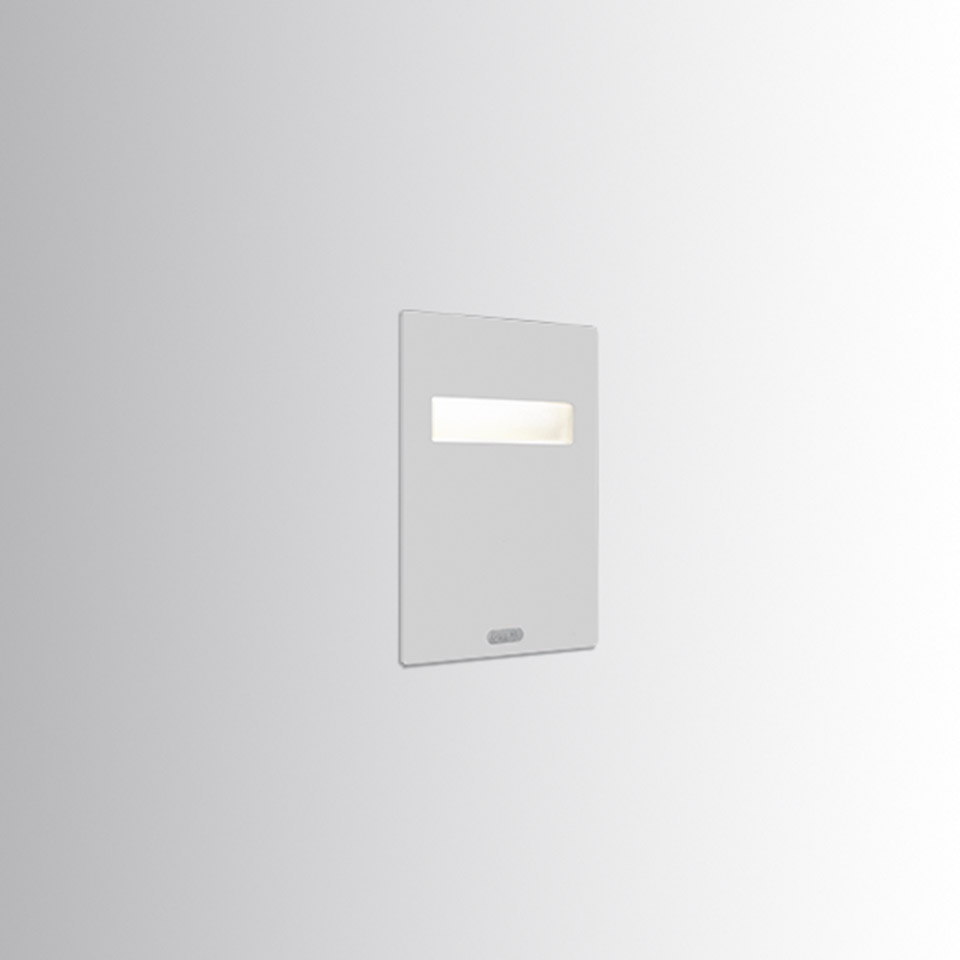 Lampada da incasso a parete Artemide Nuda, placca rettangolare bianca con sottile striscia LED orizzontale che emette luce diffusa