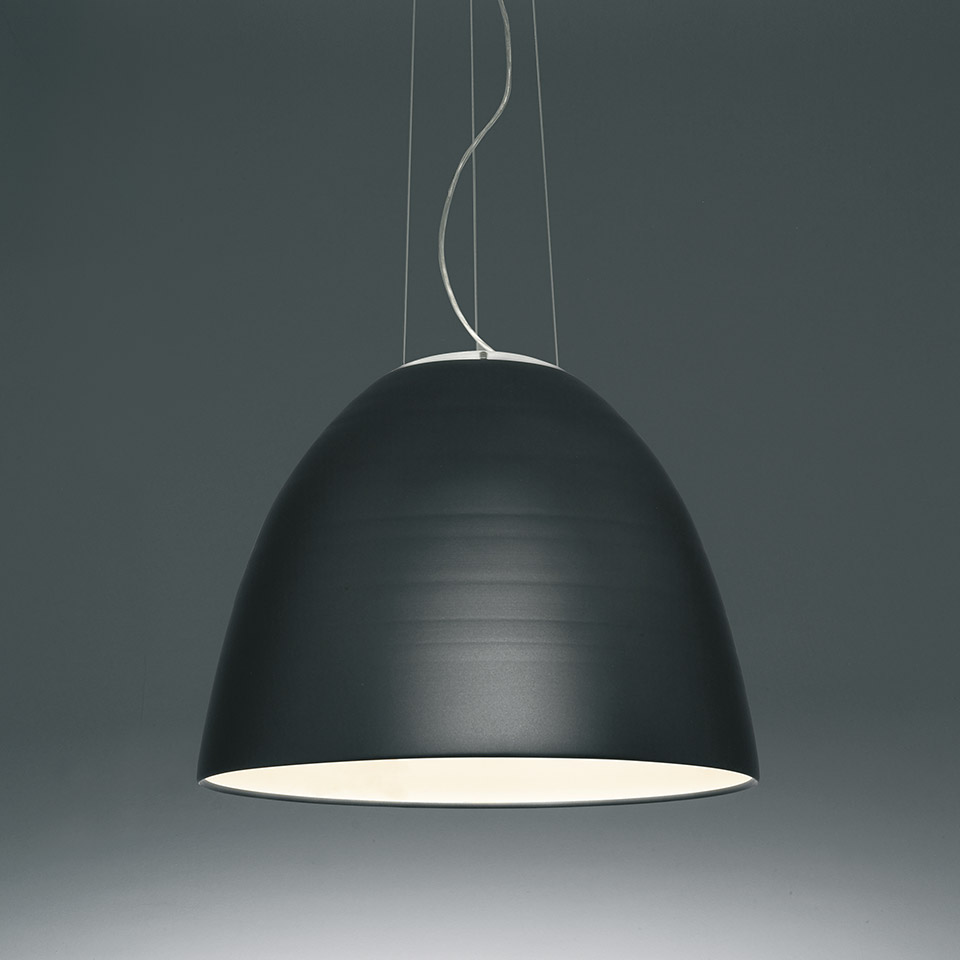 Lampada a sospensione Artemide Nur 1618 con grande paralume a cupola grigio scuro, interno bianco, sospesa da sottili cavi