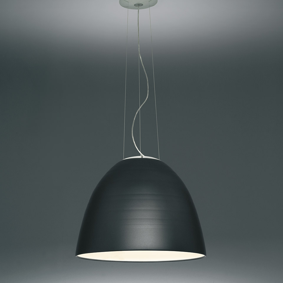 Lampada a sospensione Artemide Nur con paralume a cupola antracite scuro, diffusore interno bianco, sospesa da sottili cavi al soffitto