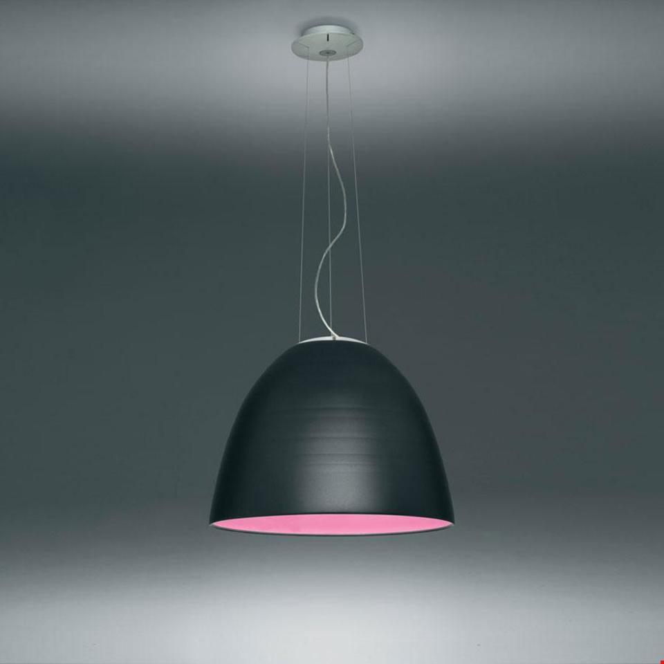 Lampada a sospensione Artemide Nur: grande paralume a cupola con esterno nero opaco e interno rosa vibrante, sospesa da sottili cavi - 2