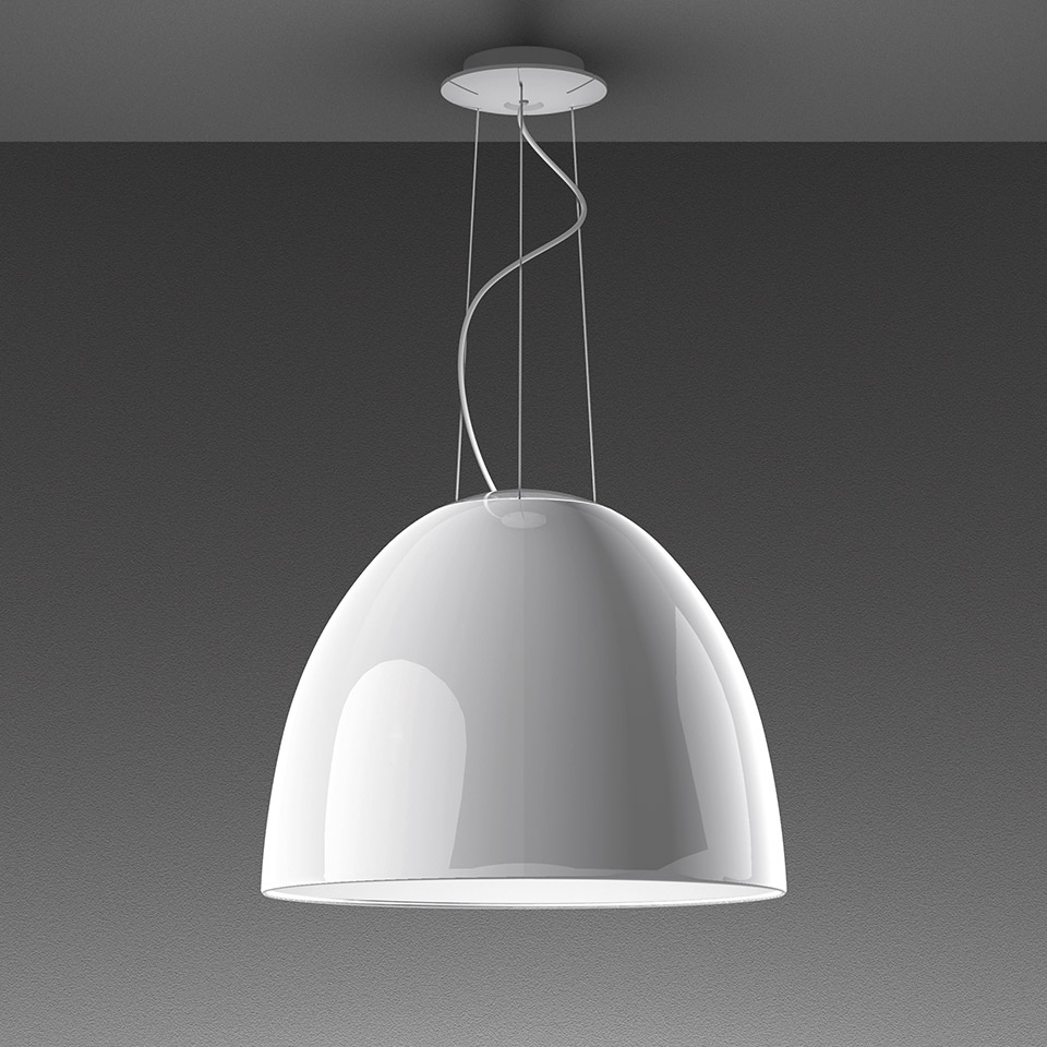 Lampada a sospensione Artemide Nur Gloss con ampio paralume a cupola bianco lucido, sospesa da sottili cavi a un rosone a soffitto