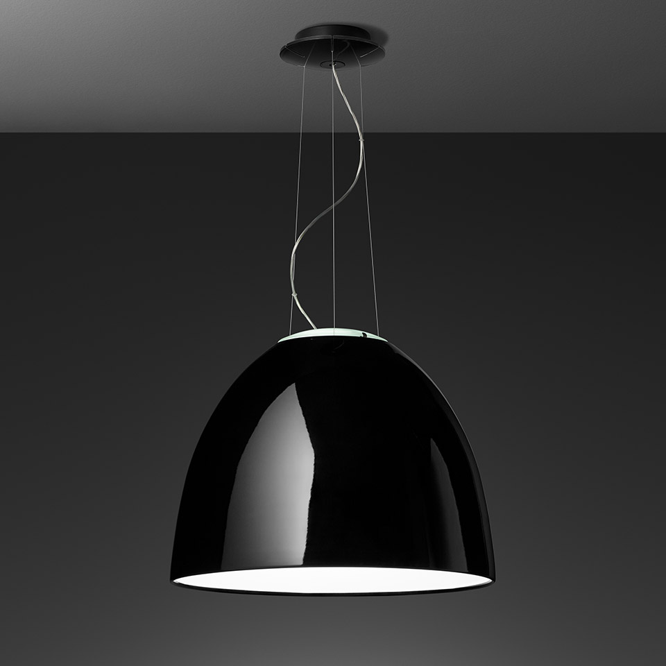 Lampada a sospensione Artemide Nur Gloss con paralume a cupola nero lucido e interno bianco, appesa al soffitto da sottili cavi