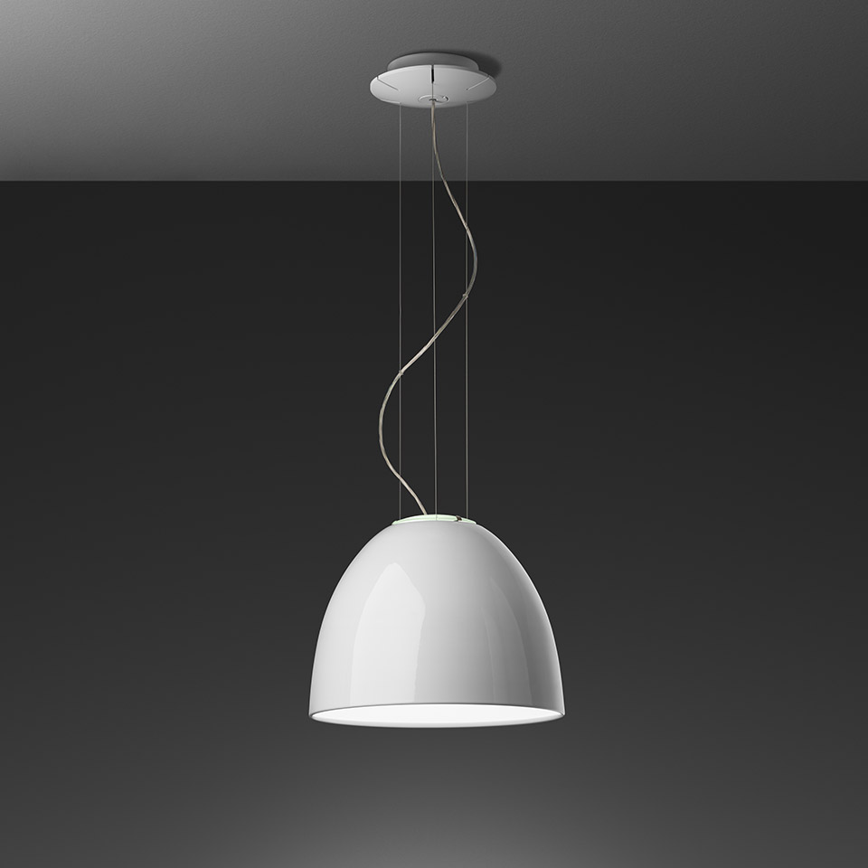 Lampada a sospensione Artemide Nur Mini Gloss con paralume a cupola bianco lucido sospeso da sottili cavi a soffitto