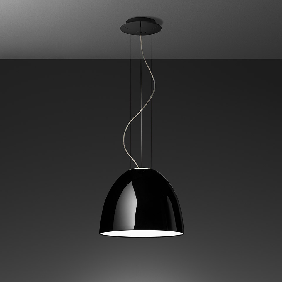 Lampada a sospensione Artemide Nur Gloss con paralume a cupola nero lucido, interno bianco, sospesa da sottili cavi a un rosone nero a soffitto