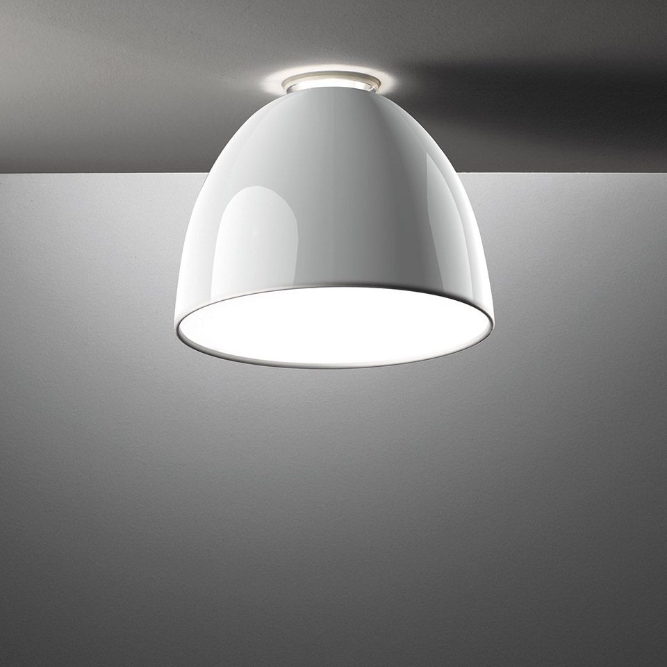 Lampada da soffitto Artemide Nur Mini Gloss con paralume a cupola bianco lucido, a incasso, che emette luce diffusa verso il basso