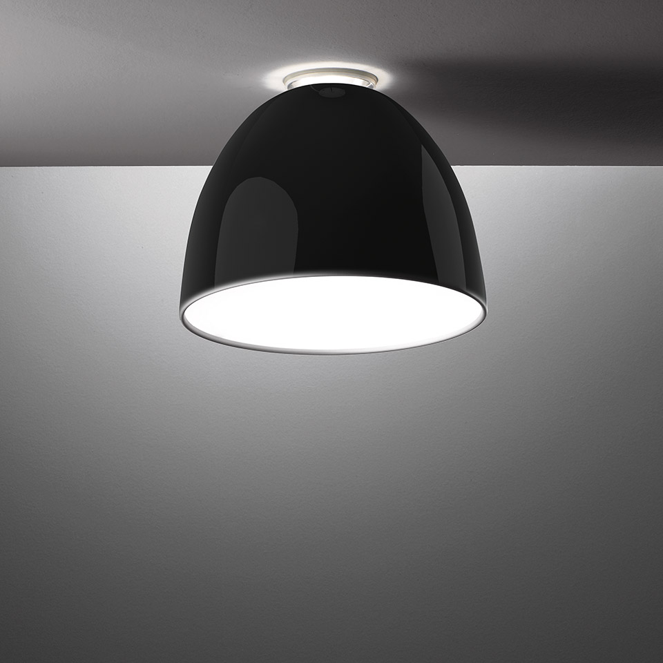 Lampada da soffitto Artemide Nur Mini Gloss con paralume a cupola nero lucido e interno bianco, montata a filo soffitto