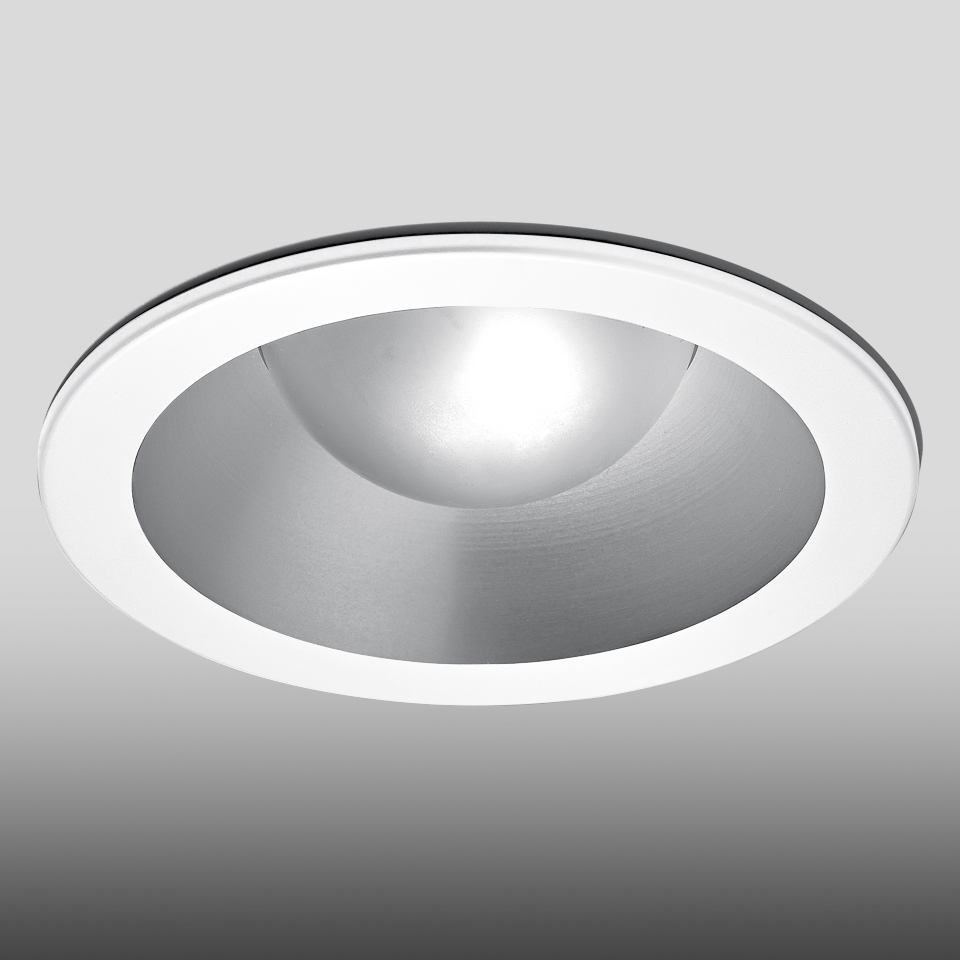 Faretto da incasso a soffitto Artemide Parabola 80 con cornice circolare bianca e riflettore parabolico in argento spazzolato con luce LED concentrata