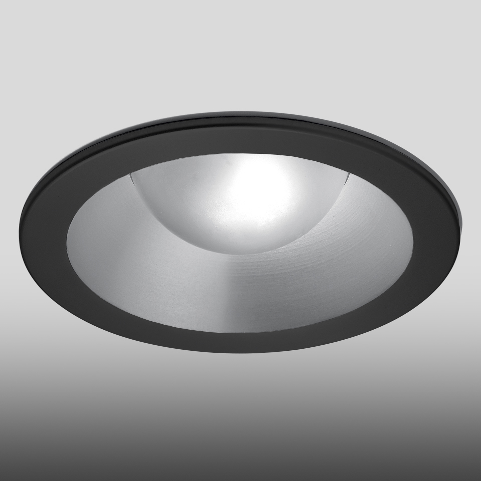 Faretto da incasso a soffitto Artemide Parabola 80 con anello esterno nero e riflettore parabolico in argento spazzolato con sorgente LED