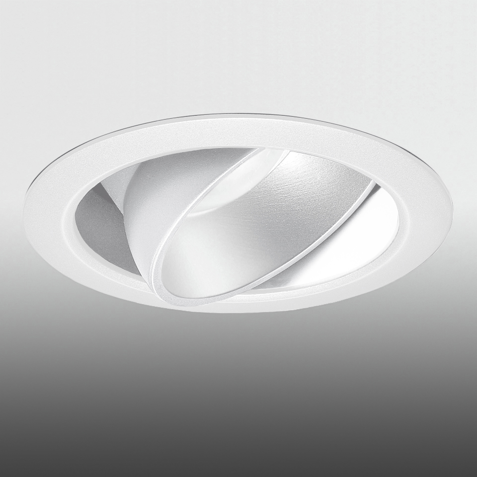 Faretto da incasso a soffitto Artemide Parabola 80 con bordo rotondo bianco e riflettore parabolico argentato inclinato per illuminazione direzionale