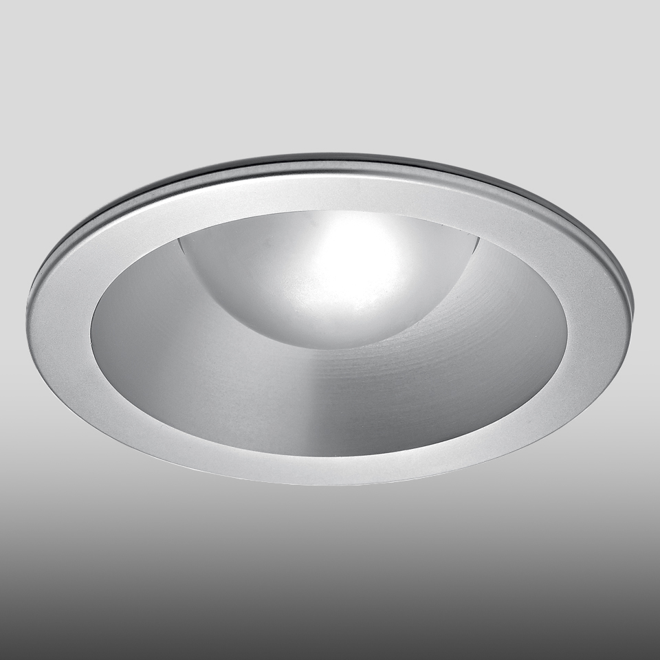 Faretto da incasso a soffitto Artemide Parabola 80 con bordo circolare in alluminio spazzolato e riflettore parabolico profondo che emette luce bianca concentrata