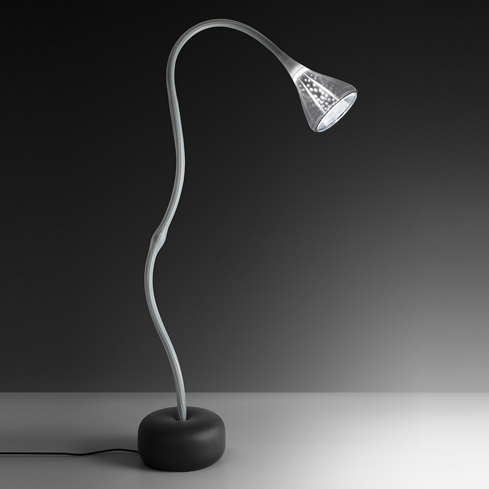 Lampada da terra Artemide Pipe: stelo flessibile argento con testa LED conica su base rotonda nera, elegantemente curvata