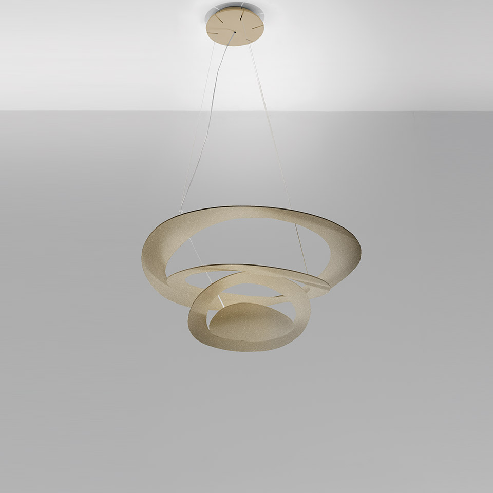 Lampada a sospensione Artemide Pirce: paralume in alluminio dorato a spirale con due anelli concentrici, sospesa da sottili cavi