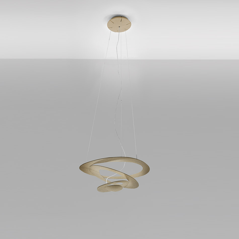 Lampada a sospensione Artemide Pirce in finitura oro, con paralume in alluminio a spirale scultorea sospeso da sottili cavi a soffitto