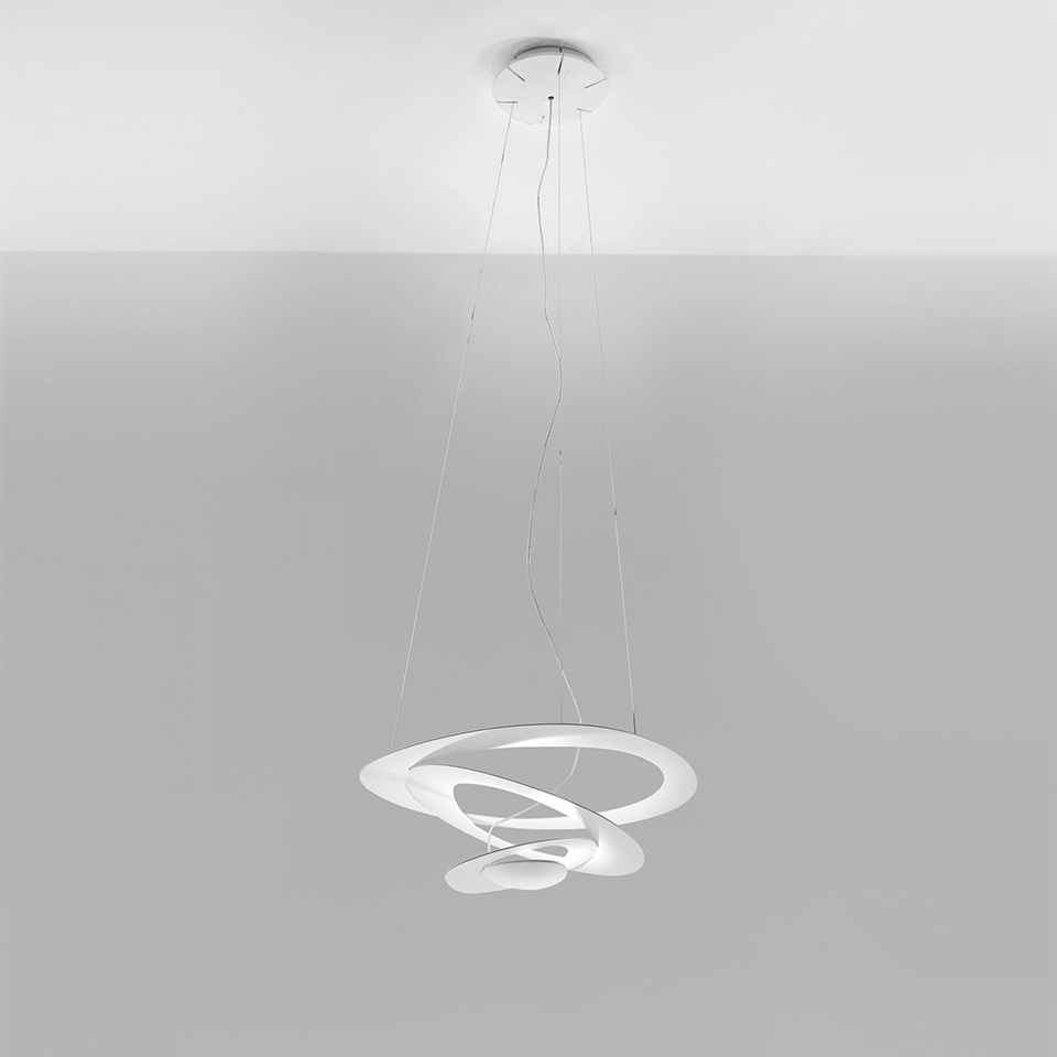 Lampada a sospensione Artemide Pirce in bianco, con elegante diffusore a spirale sospeso dal soffitto tramite sottili cavi