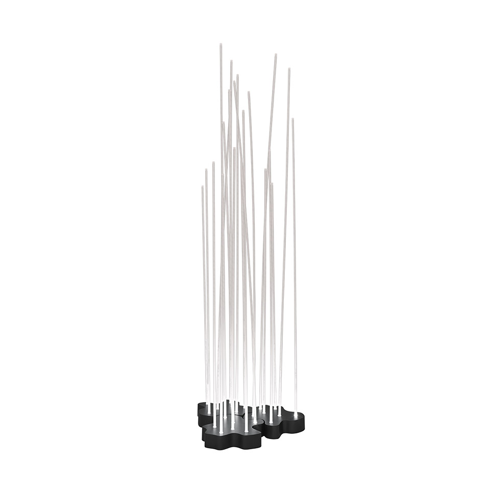 Lampada da terra Artemide Reeds Outdoor: sottili aste bianche di altezze variabili che si elevano da basi scure raggruppate, evocando canne naturali