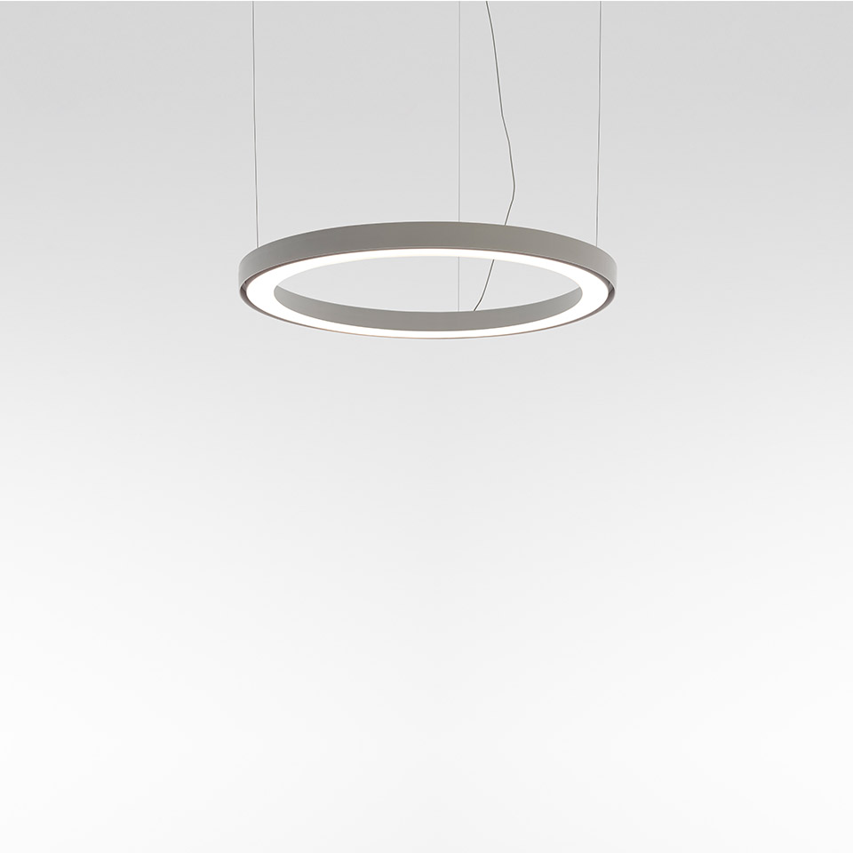 Lampada a sospensione Artemide Ripple: corpo circolare ad anello con LED grigio, emette luce diffusa dal bordo interno, sospesa da sottili cavi