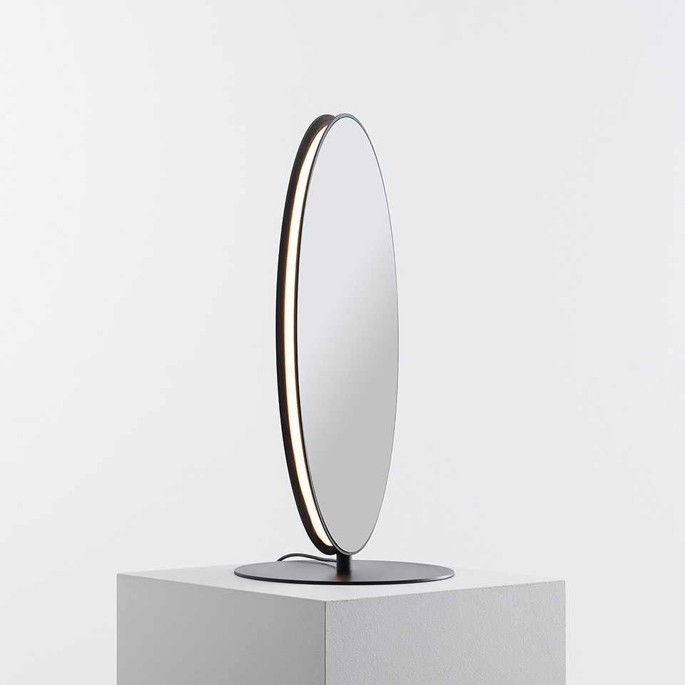 Lampada da tavolo Artemide Se|eS: specchio ovale con striscia LED integrata su cornice nera, montata su base circolare nera - 2