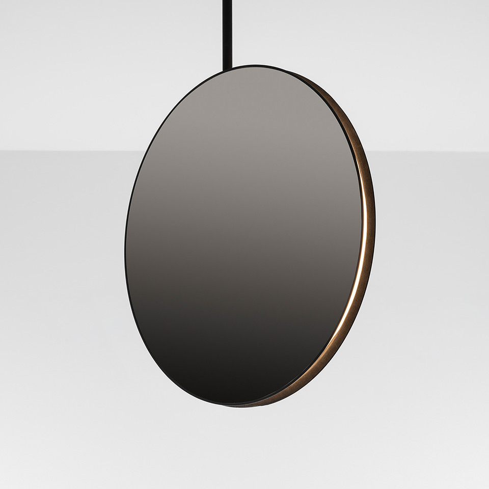 Lampada a sospensione Artemide Se|eS: disco circolare fumé scuro con luce LED calda sul bordo interno bronzato, sospesa da cavo nero