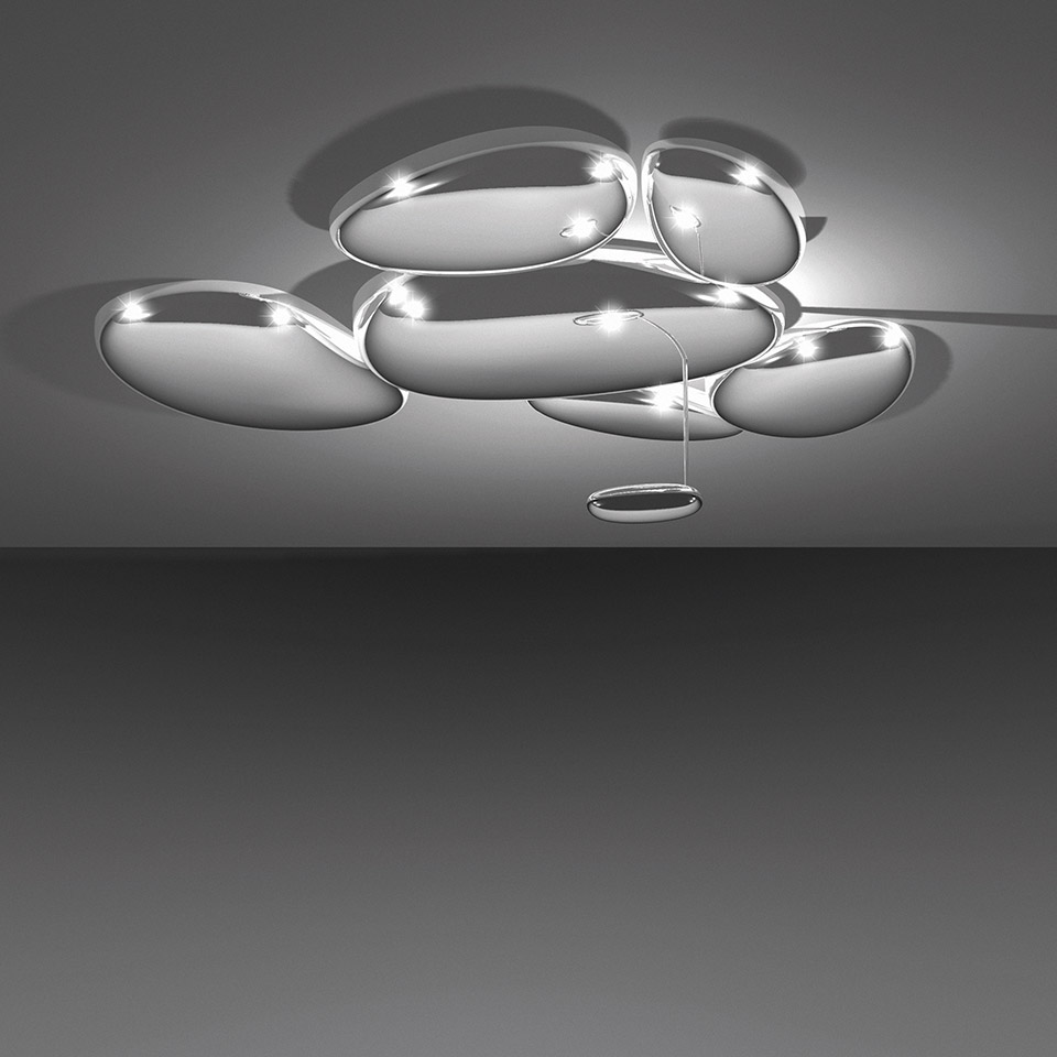 Lampada da soffitto Artemide Skydro: gruppo di dischi ovali in cromo lucido montati a soffitto con luci LED integrate che proiettano ombre suggestive