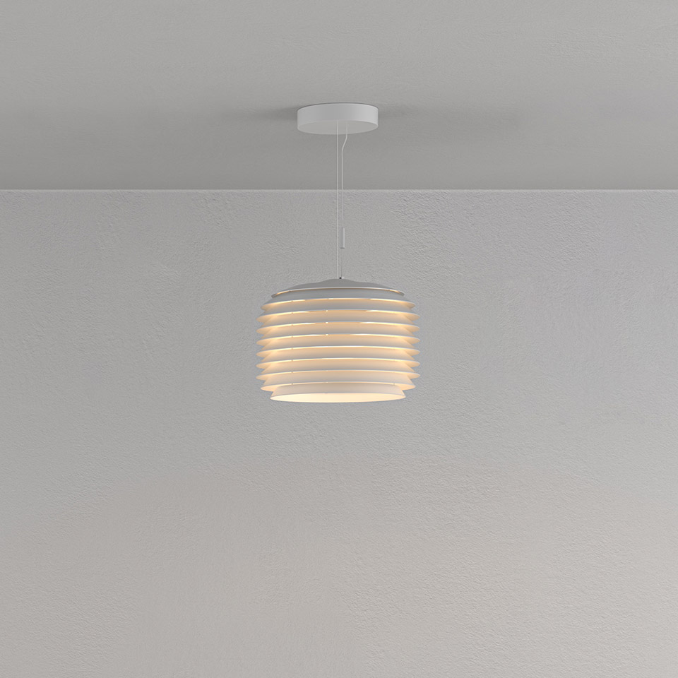 Lampada a sospensione Artemide Slicing bianca, con anelli orizzontali sovrapposti che diffondono luce calda, appesa al soffitto con cavo bianco