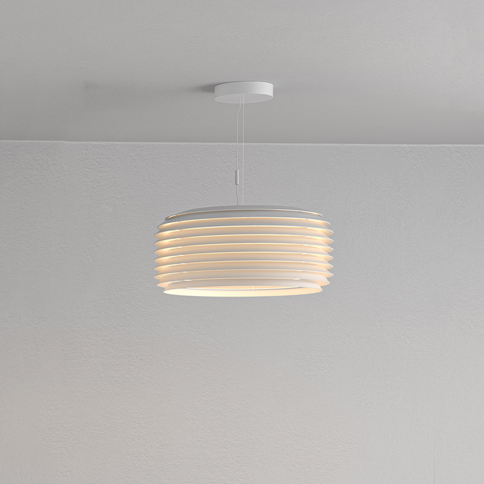 Lampada a sospensione Artemide Slicing bianca, con lamelle orizzontali sovrapposte che formano un paralume cilindrico, emette luce diffusa calda.