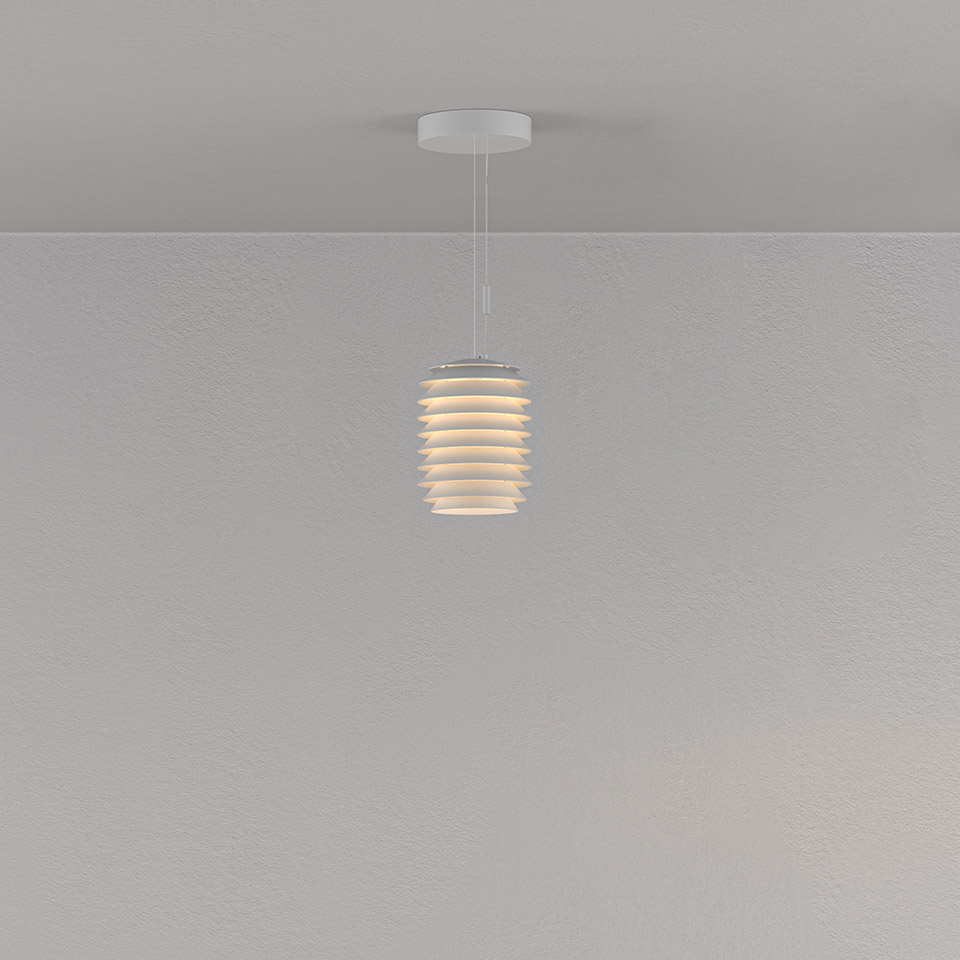 Lampada a sospensione Artemide Slicing in bianco, con anelli orizzontali sovrapposti che formano un paralume cilindrico, emette luce diffusa calda