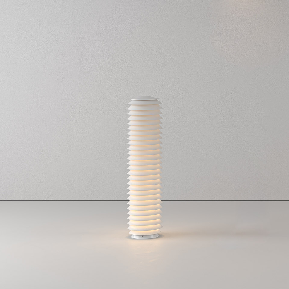 Lampada da terra Artemide Slicing: alta lampada cilindrica bianca con anelli orizzontali sovrapposti che emettono luce diffusa calda