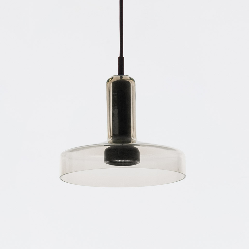 Lampada a sospensione Artemide Stablight: paralume a disco in vetro fumé con stelo cilindrico in metallo nero, sospesa da un cavo scuro