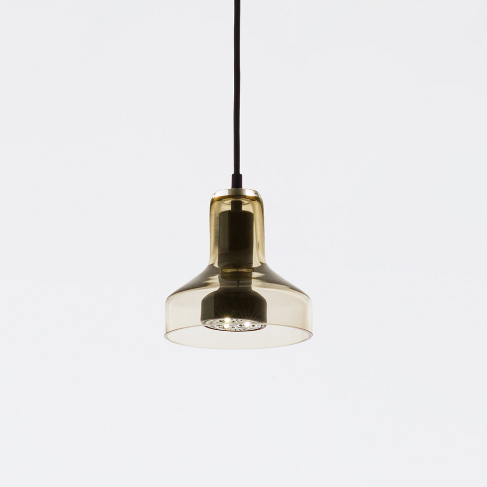 Lampada a sospensione Artemide Stablight con paralume in vetro ambrato a doppio livello cilindrico, sospesa da un cavo nero