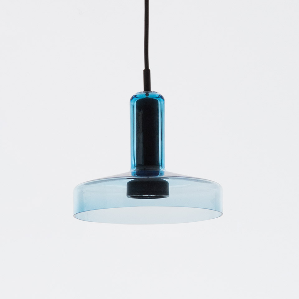 Lampada a sospensione Artemide Stablight: paralume a disco in vetro blu traslucido con stelo cilindrico e raccordi in metallo nero su cavo nero